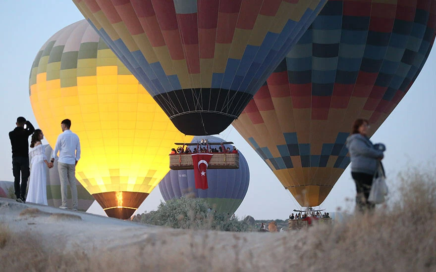Kapadokya semalarında görsel şölen! Balonlar Türk bayraklarıyla süzüldü