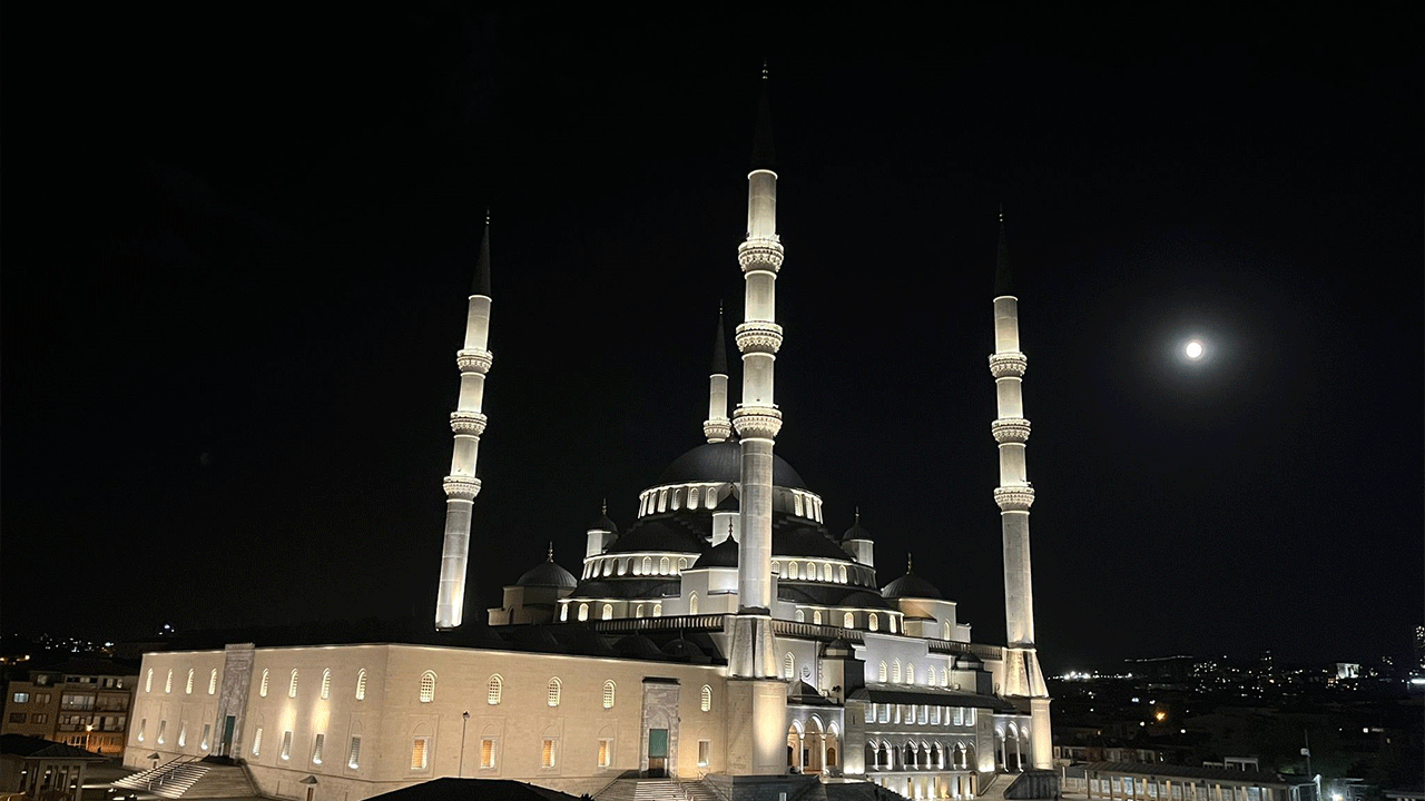 Seyirlik manzara.. “Süper Ay” geceyi aydınlattı