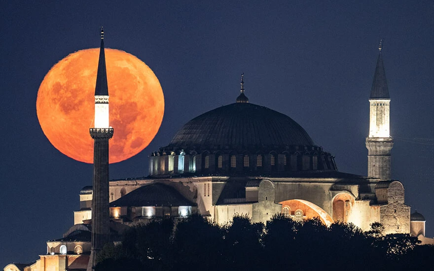 Seyirlik manzara.. “Süper Ay” geceyi aydınlattı