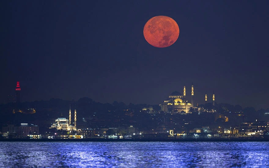 Seyirlik manzara.. “Süper Ay” geceyi aydınlattı
