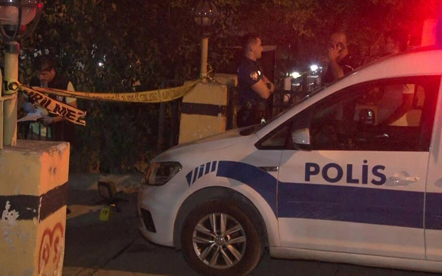 Siyasi tartışma kavgaya dönüştü! Biri bıçakladı diğeri silahla vurdu