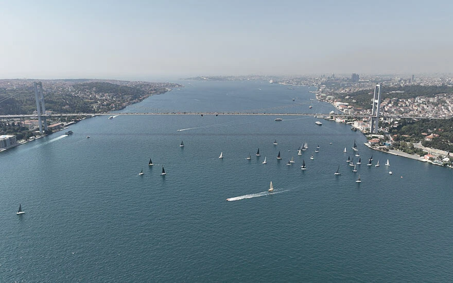 İstanbul Boğazı’nda kartpostallık görüntüler... Yelkenli yarışı izleyenleri mest etti
