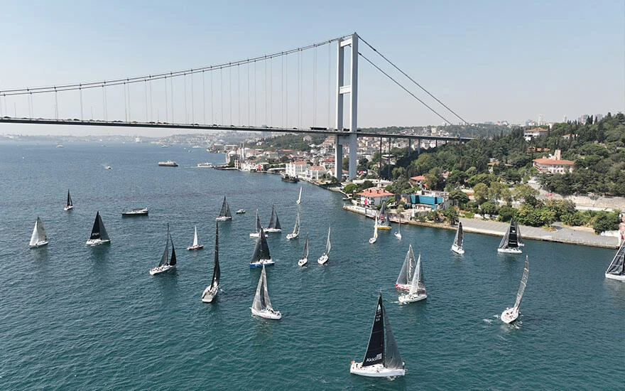İstanbul Boğazı’nda kartpostallık görüntüler... Yelkenli yarışı izleyenleri mest etti