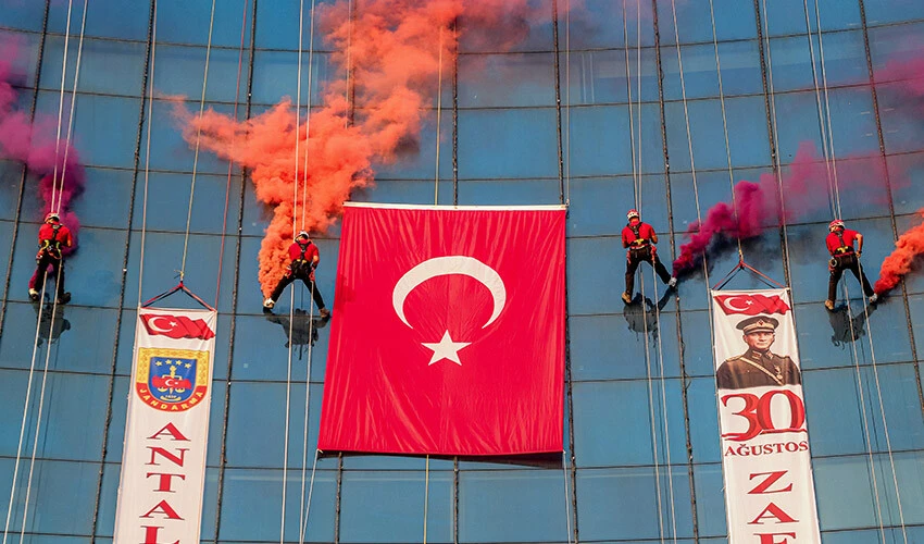Dünyanın gördüğü en büyük kahramanlık destanı: Türkiye'de 30 Ağustos Zafer Bayramı coşkusu