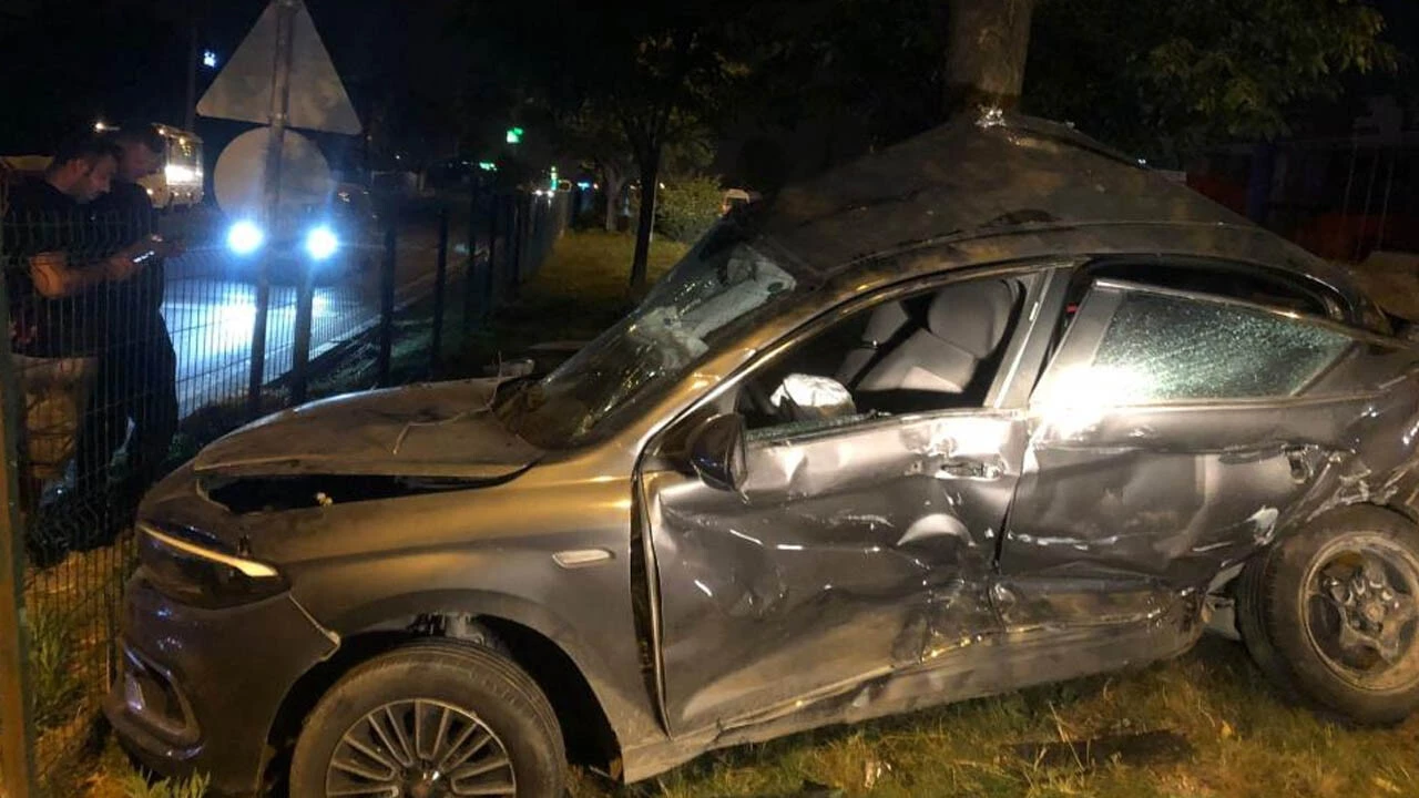 Kağıt gibi ezilen araçtan sağ çıktılar