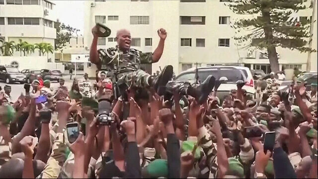 Omuzlarda taşınan Gabon'daki darbenin kilit ismi komutan Nguema kim? Devrik liderle akrabaydı