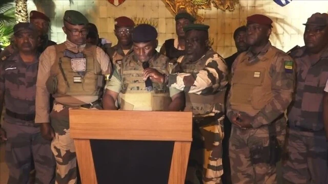 Omuzlarda taşınan Gabon'daki darbenin kilit ismi komutan Nguema kim? Devrik liderle akrabaydı