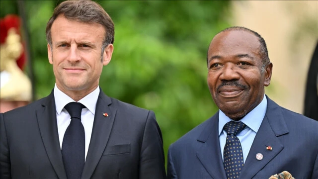 Omuzlarda taşınan Gabon'daki darbenin kilit ismi komutan Nguema kim? Devrik liderle akrabaydı