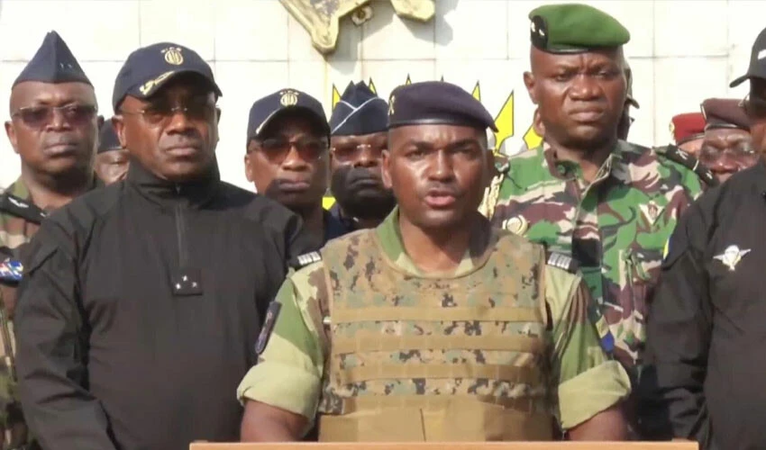 Omuzlarda taşınan Gabon'daki darbenin kilit ismi komutan Nguema kim? Devrik liderle akrabaydı