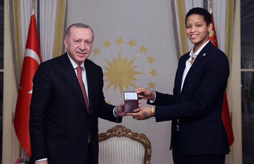 Polonyalı oyunculardan Melissa Vargas'a büyük ayıp: Elini sıkmadılar