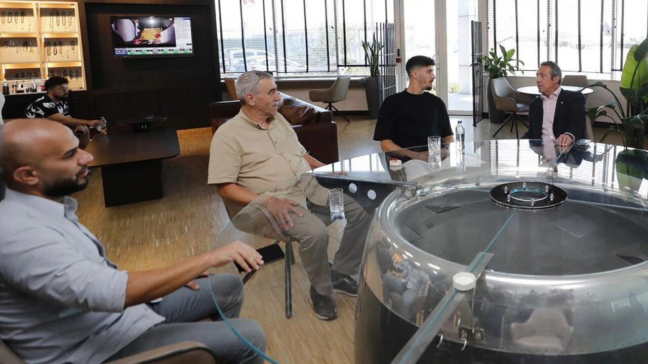 Manchester United'a transfer olan Altay Bayındır, Fenerbahçe'ye gözyaşları içinde veda etti