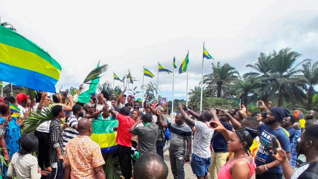 Afrika Birliği bu kez elini çabuk tuttu Gabon'un üyeliği askıda