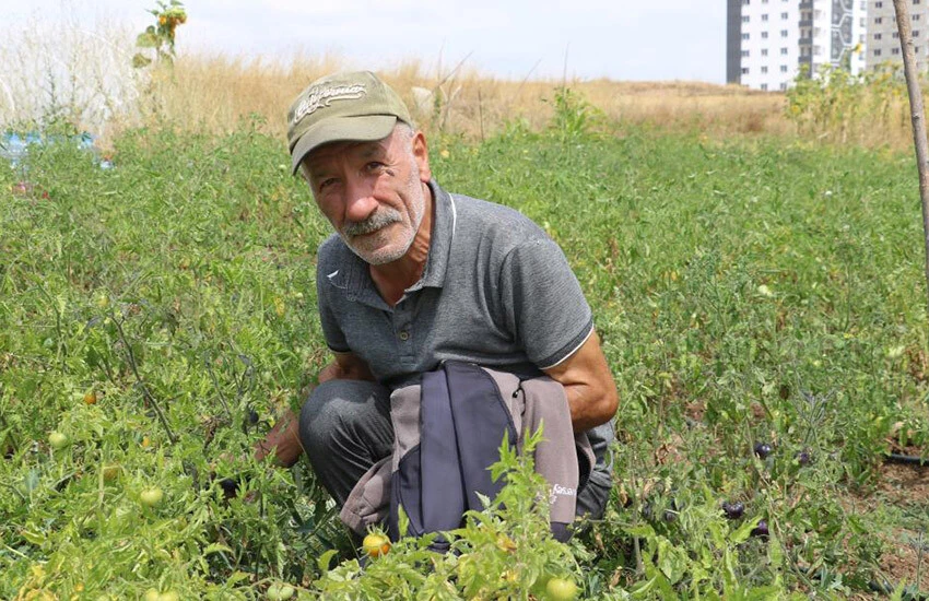Emekli öğretmen İsrail'e inat üretti, herkese ücretsiz dağıtıyor 