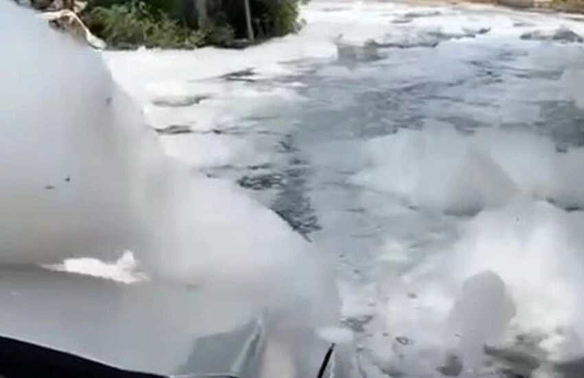 Yağmur yağdı, sokak jakuzi gibi köpürdü! Kocaeli'de şaşırtan görüntü...