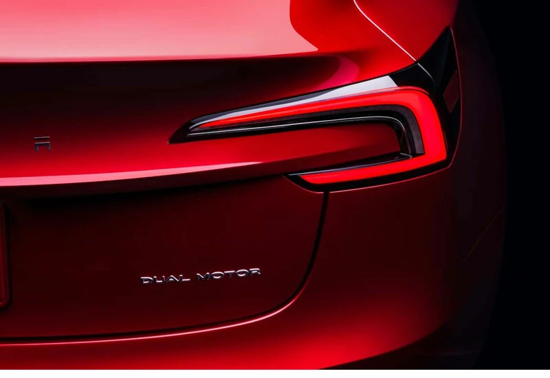 Yeni Tesla Model 3, tam 6 yıl sonra piyasaya sürüldü: Menzil arttı, tasarım yenilendi!