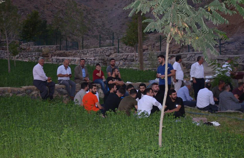 Huzurun gelmesiyle birlikte yöre sakinleri ilerleyen saatlere kadar mesire alanında zaman geçiriyor.