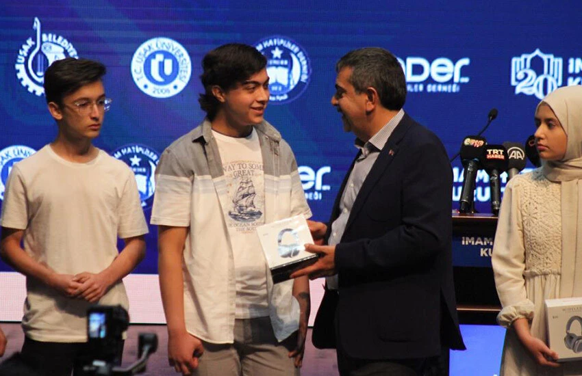 Bakan Tekin, LGS sınavı ile YKS'de başarılı olan öğrencilere hediyeler verdi.