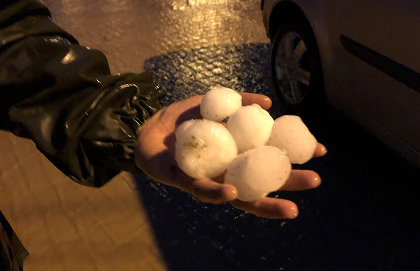 Sivas'a yumurta büyüklüğünde dolu yağdı! Evler, arabalar delik deşik oldu, onlarca hayvan öldü