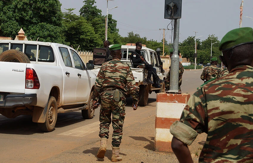 Darbeler peş peşe gelince Fransa harekete geçti! Askeri işbirliklerini askıya aldı