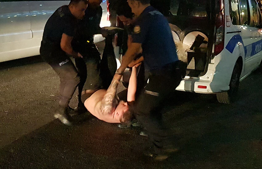 Zombi hapı alan Rus turist polislere zor anlar yaşattı! Soyundu, ekip otosuna tuvaletini yaptı...