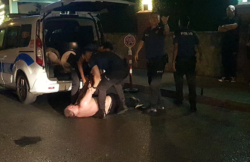 Zombi hapı alan Rus turist polislere zor anlar yaşattı! Soyundu, ekip otosuna tuvaletini yaptı...