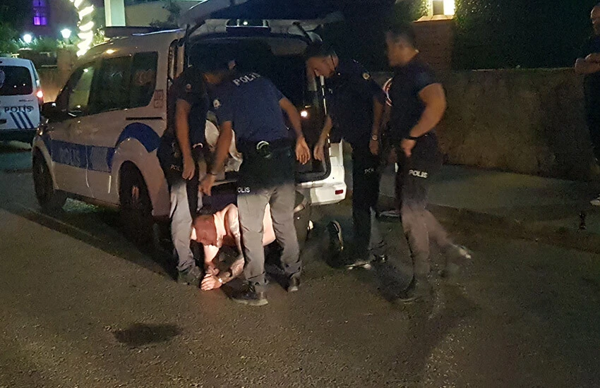 Zombi hapı alan Rus turist polislere zor anlar yaşattı! Soyundu, ekip otosuna tuvaletini yaptı...