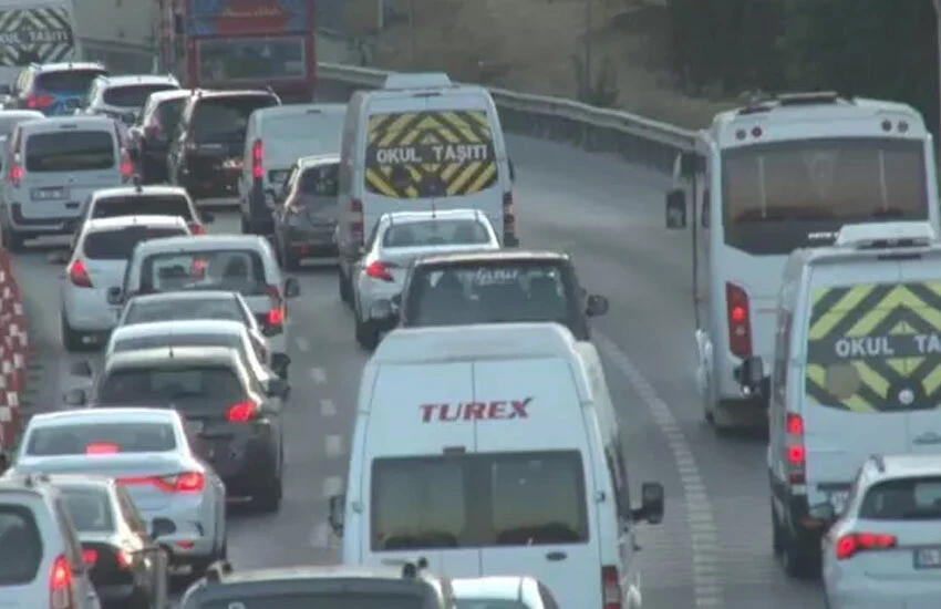 İstanbul'da okul trafiği! Birçok yerde durma noktasına geldi