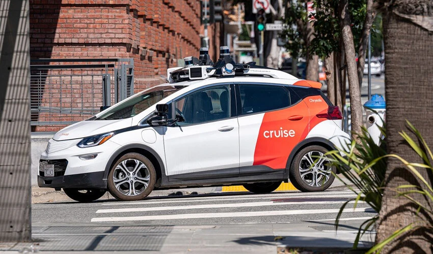 Bu kez sadece trafiği karıştırmakla kalmadılar! Robot taksiler ambulanstaki hastayı öldürdüler