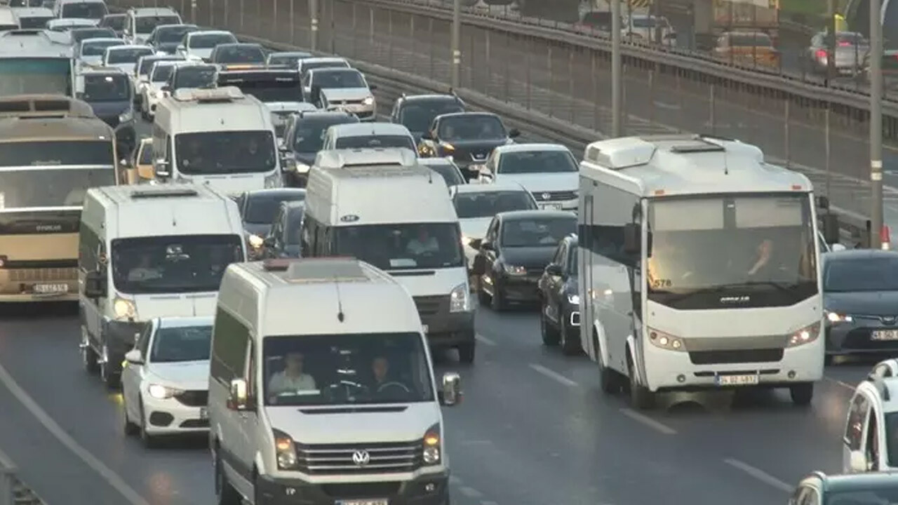 İstanbul&#039;da okul trafiği! Birçok yerde durma noktasına geldi