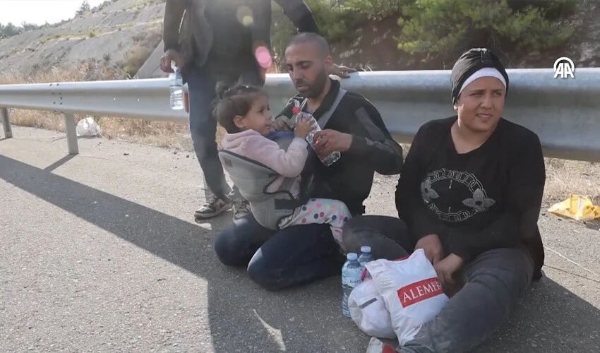 Yunanistan'daki orman yangını düzensiz göçmenleri çevreledi! Polise teslim oldular