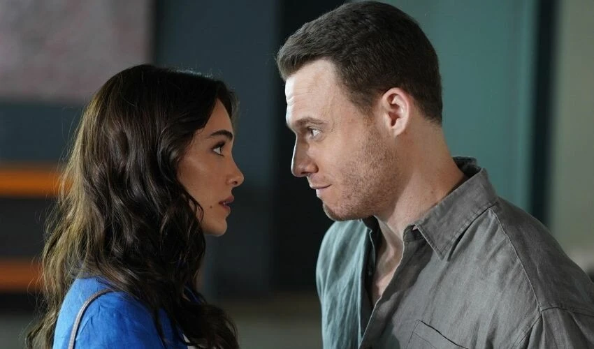 Sahne arası uyuyan Hafsanur Sancaktutan, Kerem Bürsin'in şakasından nasibini aldı