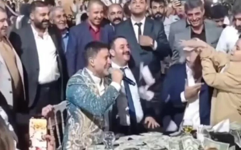 Küçük çocuk başından aşağı dolar yağdırdı: İzzet Yıldızhan’ın aşiret düğünündeki görüntüleri olay oldu!