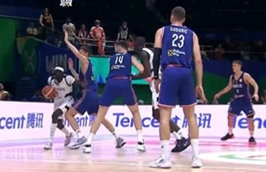 Maçta aldığı darbe yüzünden böbreğinden oldu: Yıldız basketbolcu yıkım yaşadı