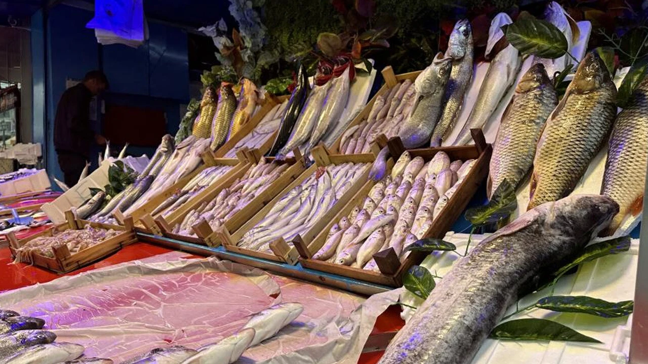 Ağlar doldu taştı, fiyatlar 3 kat düştü! Av sezonunun ilk balıkları tezgahlarda