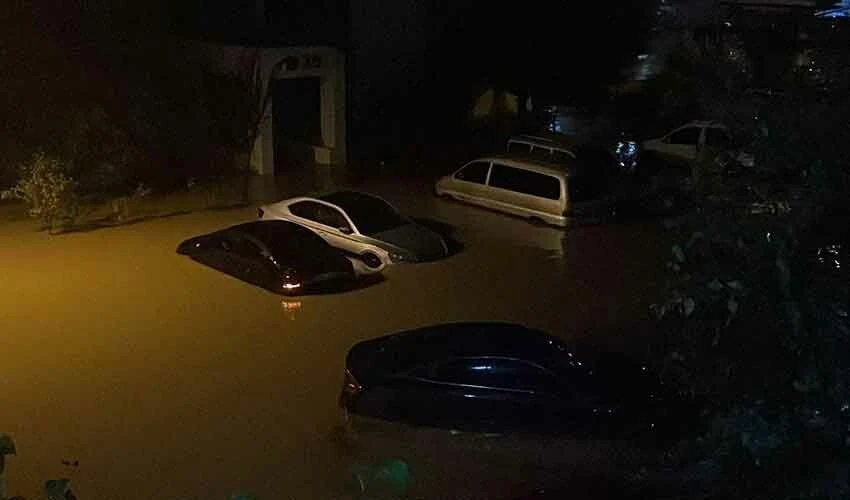 İstanbul’u sağanak vurdu yollar göle döndü! Evleri su bastı, vatandaşlar mahsur kaldı