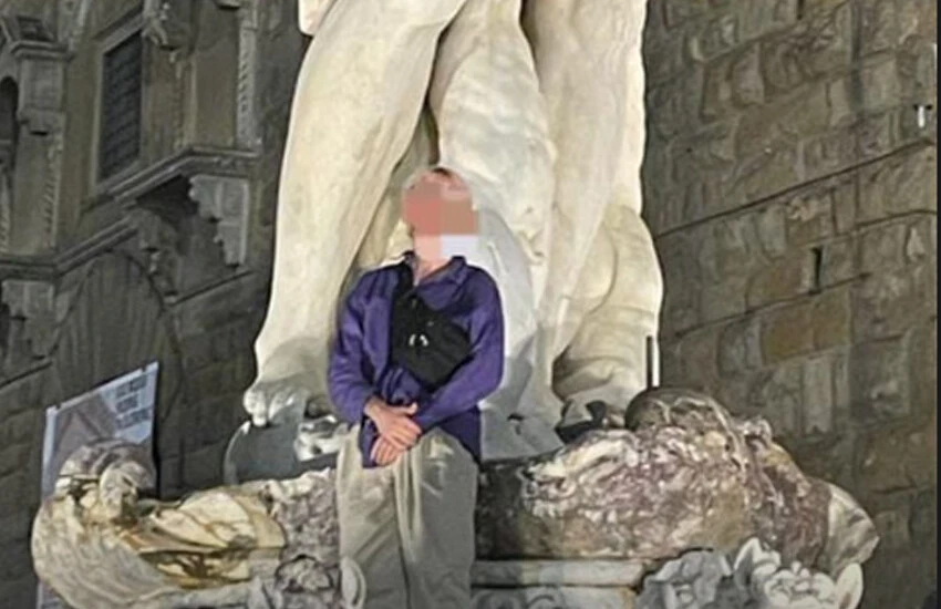İtalya'da Alman turist vandallığı: 500 yıllık çeşme hasar gördü