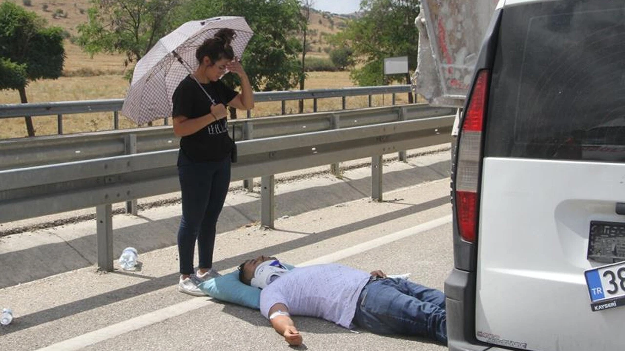 Otomobil hafriyat kamyonuna çarptı: 4’ü çocuk çok sayıda yaralı var