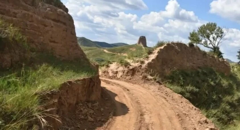 Kestirme yol uğruna Unesco Dünya Mirası listesindeki Çin Seddi'ni deldiler