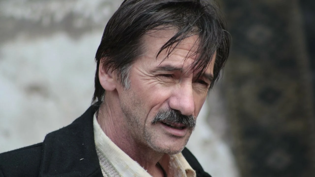 Usta oyuncudan üzen haber: Apar topar hastaneye kaldırılan Mustafa Uzunyılmaz kalp krizi geçirdi!