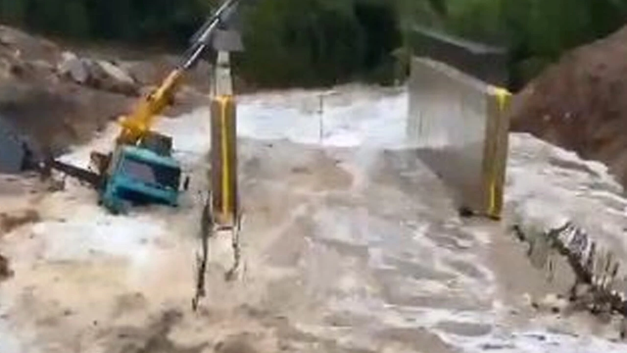 Kırklareli'ni sağanak vurdu, dereler taştı, yollar kapandı: Kayıplar var, arama çalışmaları devam ediyor