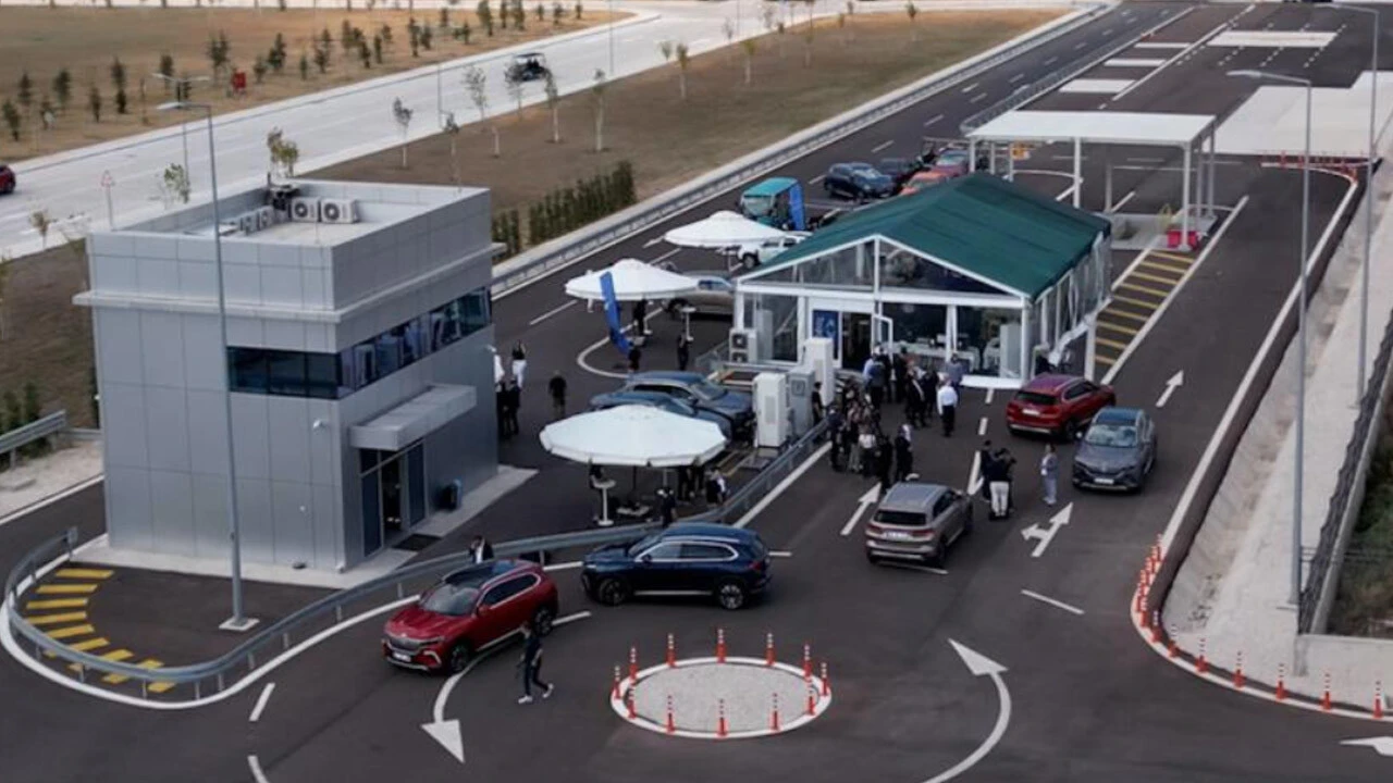 Togg Fabrikası'na sürpriz ziyaret! CHP'li vekillerden övgü dolu sözler