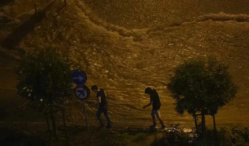 İstanbul’u sağanak vurdu yollar göle döndü! Evleri su bastı, vatandaşlar mahsur kaldı