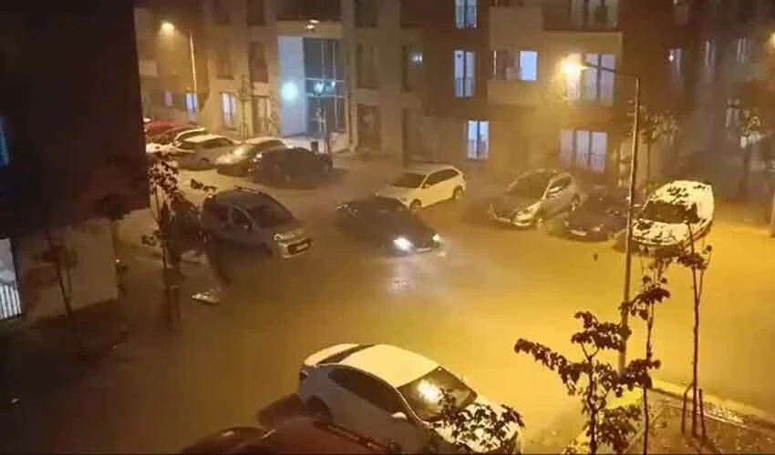 Başakşehir'de hayat felç oldu!  Araçlar selde sürüklendi