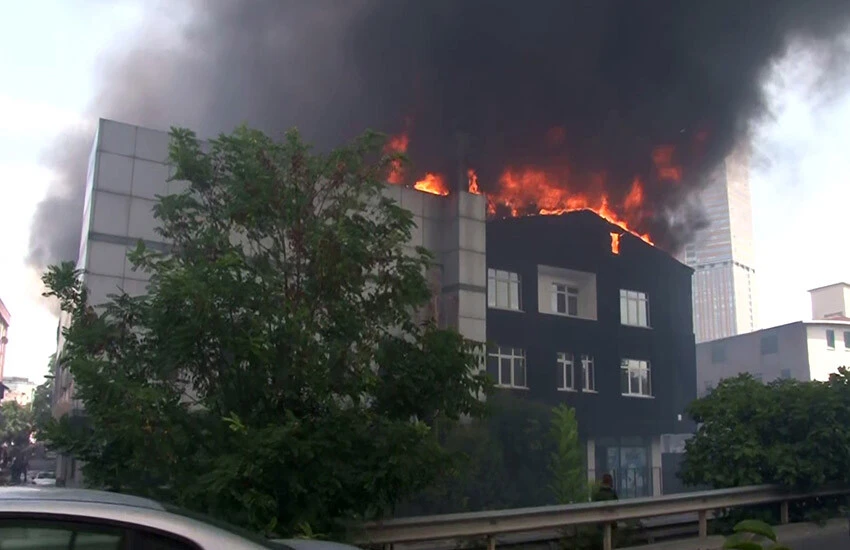 Ataşehir'de korkutan yangın! Ev ve işyerlerine sıçradı