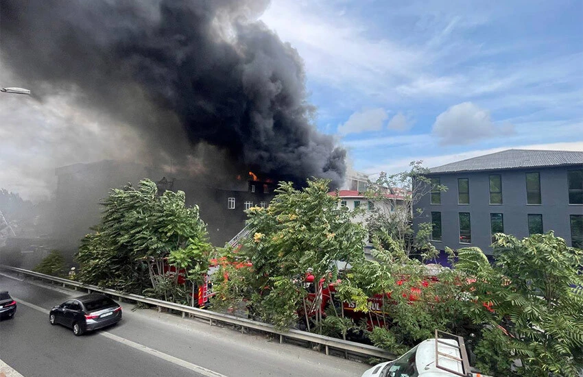 Ataşehir'de korkutan yangın! Ev ve işyerlerine sıçradı