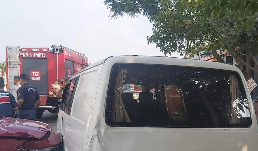 İzmir'de minibüs ile otomobil çarpıştı: 7 yaralı