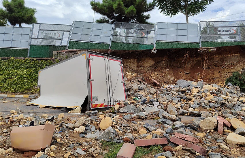 Sel nedeniyle istinat duvarı kamyonetin üzerine çöktü! Araç ikiye bölündü