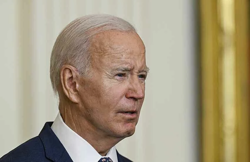 Biden garipliklerine bir yenisini ekledi! Tören esnasından aniden salonu terk etti, katılımcılar şaşkınlıkla arkasından bakakaldı