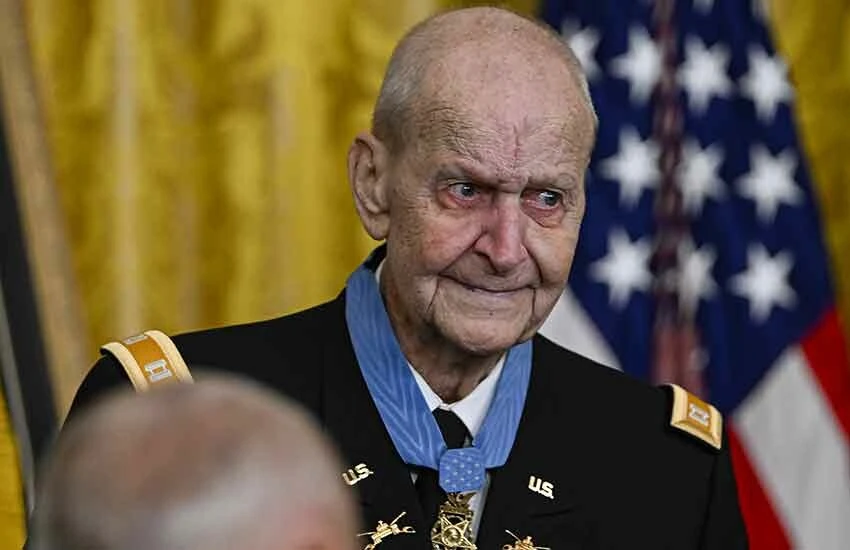 Biden garipliklerine bir yenisini ekledi! Tören esnasından aniden salonu terk etti, katılımcılar şaşkınlıkla arkasından bakakaldı