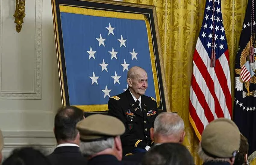 Biden garipliklerine bir yenisini ekledi! Tören esnasından aniden salonu terk etti, katılımcılar şaşkınlıkla arkasından bakakaldı